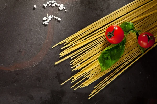 Pasta Ingredienser över mörk bakgrund — Stockfoto