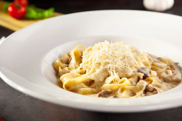 Massa com cogumelos e parmesão — Fotografia de Stock