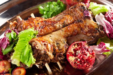 Kavrulmuş eyer kuzu 