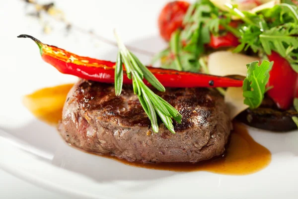 Bife de vaca com legumes — Fotografia de Stock