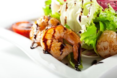 ızgara deniz ürünleri salatası