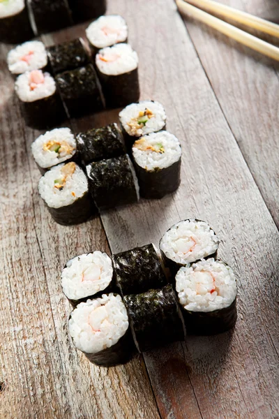 Lazackaviáros Sushi szett szójaszósz — Stock Fotó