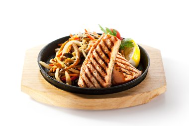 Sebze ile tavada somon