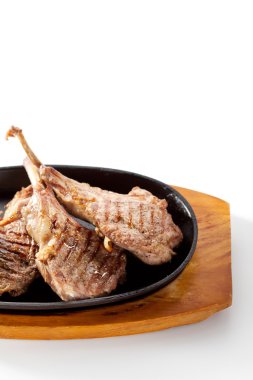 Tavada kuzu pirzolası