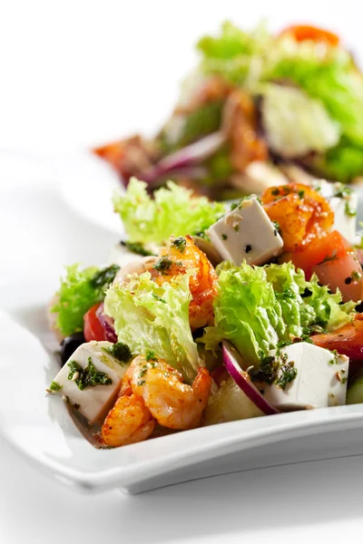Salát s mořskými plody, Feta sýrem a zeleninou — Stock fotografie