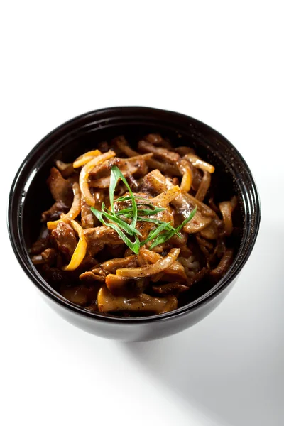 Carne di manzo con scodella di funghi — Foto Stock