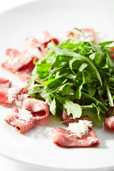 로켓 샐러드와 고기 카르파치오 — 스톡 사진