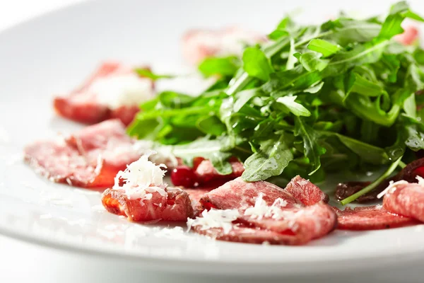 Мясо Карпаччо с салатом — стоковое фото