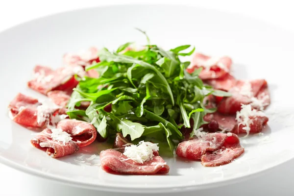 Fleisch-Carpaccio mit Rucola — Stockfoto