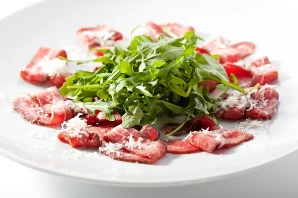 Fleisch-Carpaccio mit Rucola — Stockfoto