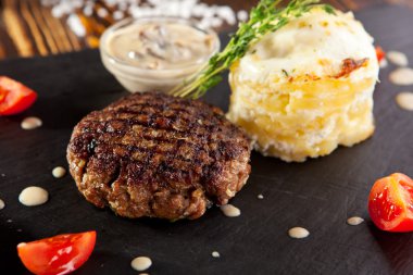 Sığır eti biftek yemek