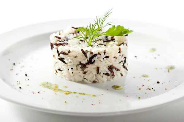 Arroz cocido sobre blanco — Foto de Stock