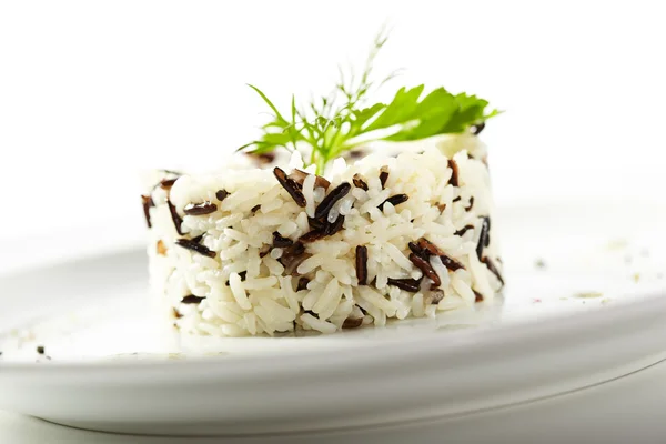 Arroz cocido sobre blanco — Foto de Stock