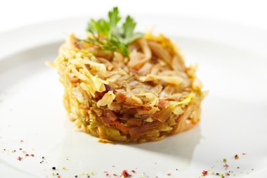 Garnitür - beyaz plaka üzerinde kızarmış lahana