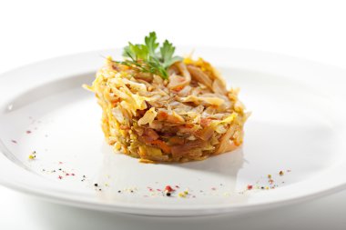 Garnitür - beyaz plaka üzerinde kızarmış lahana