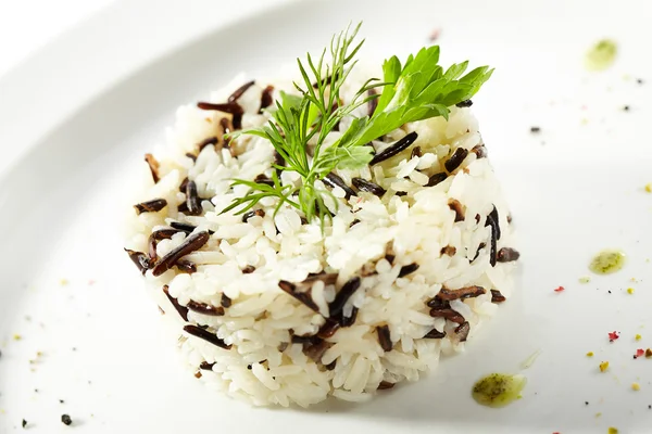 Arroz cocido sobre blanco — Foto de Stock