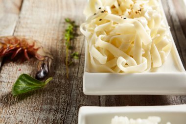 Çeşitli erişte ve ahşap zemin üzerine garnitür