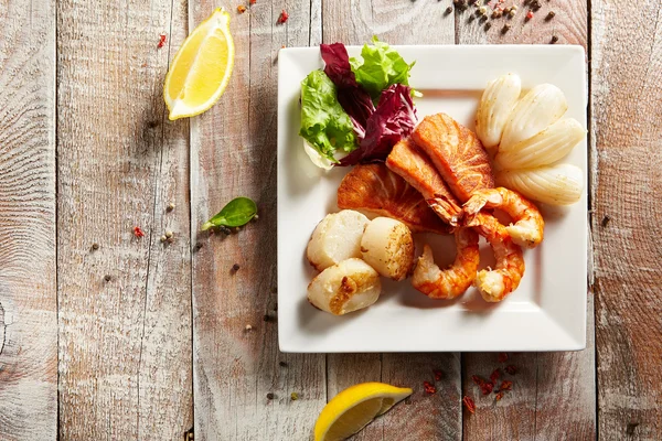 Grilled Seafoods with Salad — Stock Photo, Image