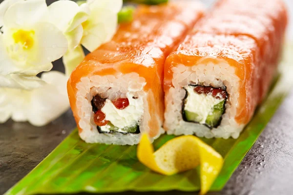 Rolă de sushi de somon — Fotografie, imagine de stoc