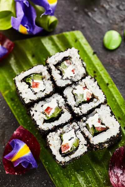 Vegetariano Maki Sushi - Rolo feito de pepino, pimentão do sino, folha de salada e queijo creme dentro. Sésamo lá fora — Fotografia de Stock