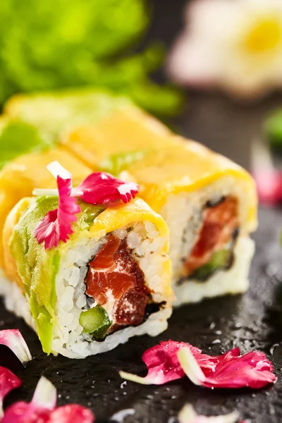 Maki Sushi - somon, krem peynir ve salatalık içinde avokado ve dışında peynir rulo yaptı — Stok fotoğraf