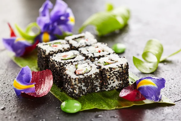 Vegetariano Maki Sushi - Rolo feito de pepino, pimentão do sino, folha de salada e queijo creme dentro. Sésamo lá fora — Fotografia de Stock