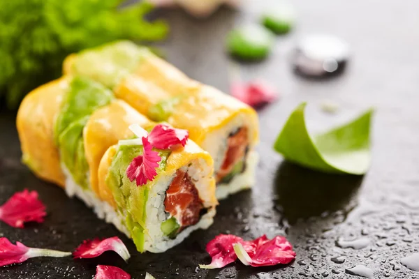 Maki Sushi - somon, krem peynir ve salatalık içinde avokado ve dışında peynir rulo yaptı — Stok fotoğraf