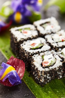 Vejetaryen maki sushi -, salatalık, biber, salata yaprağı ve içinde krem peynir rulo yaptı. susam dışında