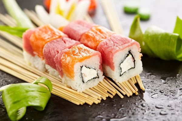 Salmón y atún Sushi Roll —  Fotos de Stock