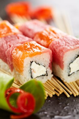 Somon ve ton balığı suşi Roll