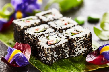 Vejetaryen maki sushi -, salatalık, biber, salata yaprağı ve içinde krem peynir rulo yaptı. susam dışında