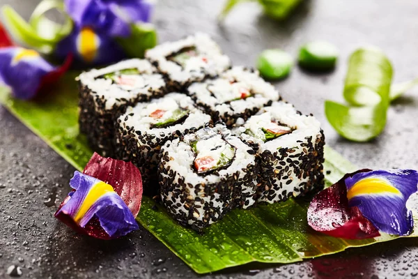 Vegetarian Maki Sushi - Rolă din castravete, piper clopot, frunze de salată și brânză cremă în interior. Sesame afară — Fotografie, imagine de stoc