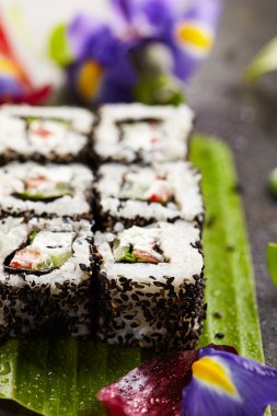 Vejetaryen maki sushi -, salatalık, biber, salata yaprağı ve içinde krem peynir rulo yaptı. susam dışında