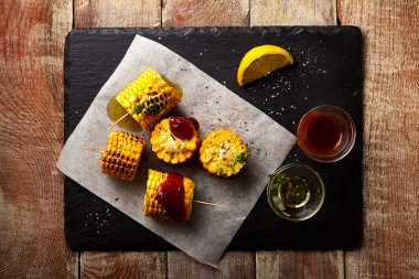 Siyah taş yemek ızgara mısır