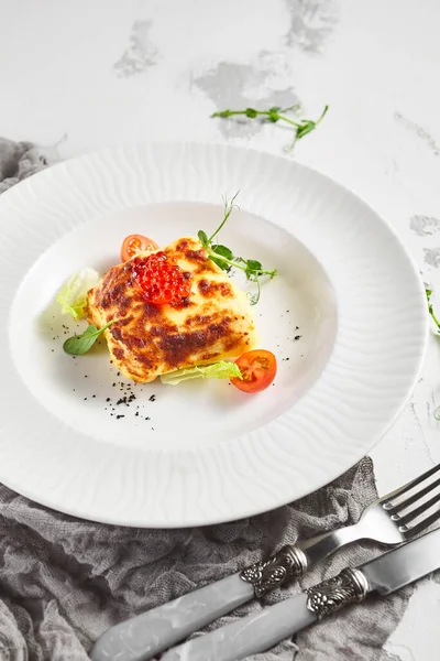 Lasagne Pomidorem Zielonym Liściem Ryby Sosem Beszamelowym Biały Talerz Restauracji — Zdjęcie stockowe