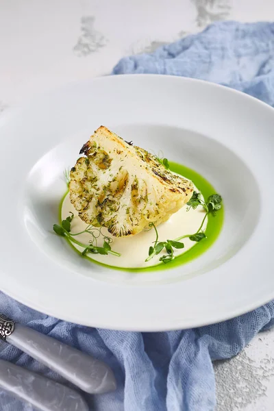 Geroosterde Bloemkool Met Roomsaus Pesto Oude Witte Tafel Met Blauwe — Stockfoto