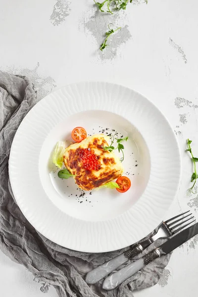 Lasagne Met Tomaat Groen Blad Vis Met Bechamelsaus Witte Restaurantplaat — Stockfoto