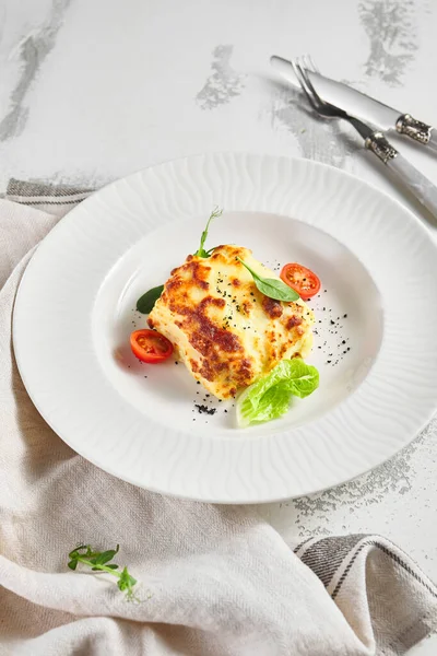 Lasagne Pomidorem Zielonym Liściem Ryby Sosem Beszamelowym Biały Talerz Restauracji — Zdjęcie stockowe
