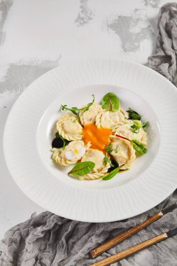 Kremalı peynirli balkabağı Pierogis. Süzme peynir dolması. Geleneksel Polonya yemeği. Parlak arkaplan.