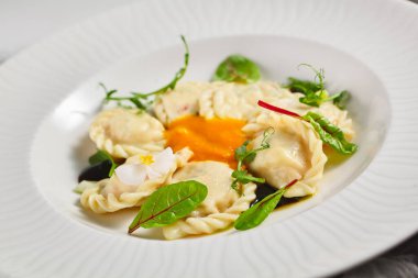 Kremalı peynirli balkabağı Pierogis. Süzme peynir dolması. Geleneksel Polonya yemeği. Parlak arkaplan.