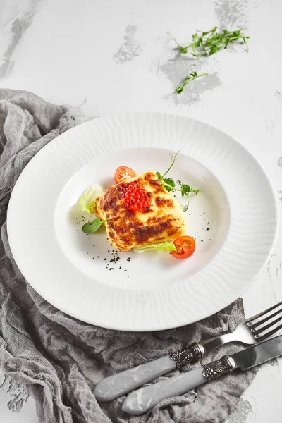 Lasagne Rajčaty Zeleným Listem Ryby Bešamelovou Omáčkou Bílá Restaurace Talíř — Stock fotografie
