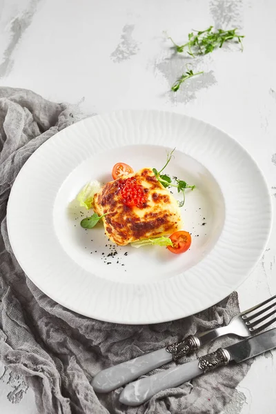 Lasagne Tomate Feuille Verte Poisson Sauce Bechamel Assiette Restaurant Blanche — Photo