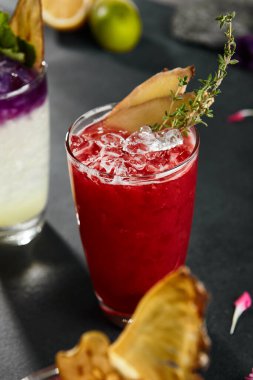 Ahududulu katır kokteyli. Geçmişinde taze yaz kırmızı içkisi var. Zencefil ve biberiyeli kırmızı kokteyl.