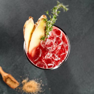 Ahududulu katır kokteyli. Geçmişinde taze yaz kırmızı içkisi var. Zencefil ve biberiyeli kırmızı kokteyl.