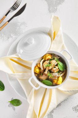 Biftek diliyle mantar ve patates kızartması. Beyaz seramik kap. Restoran gurme yemekleri.