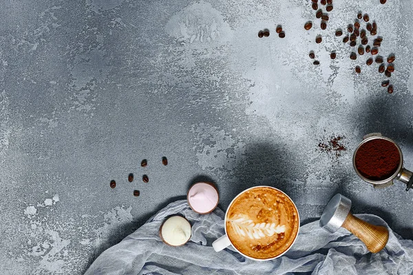 Koffie Drankjes Met Smakelijk Schuim Bovenaanzicht Cappuccino Kopjes Koffiebonen Roomkruik — Stockfoto