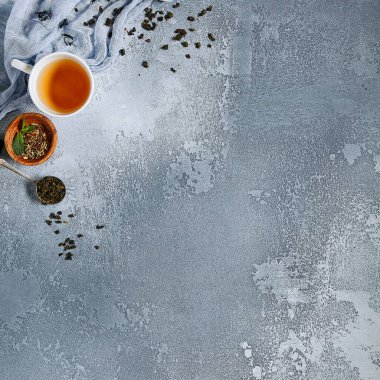 Mavi arka planda çay kompozisyonu. Üst görünüm, boşluğu kopyala. Çay ve tatlı reçel.