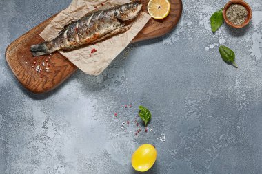 Levrek manzaralı levrek. Sağlıklı yemek geçmişi. Koyu mavi arka plan. Üst görünüm, alanı kopyala