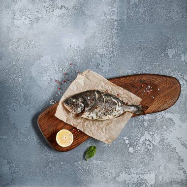 Dorado üst görünüm tahtası. Sağlıklı yemek geçmişi. Koyu mavi arka plan. Üst görünüm, alanı kopyala