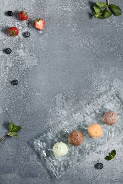 Ezilmiş buz ve cam tabakla dondurma. Klasik kırsal masa arkaplanı. Çilek, nane ve yabanmersini arkaplanı. Lezzetli yemekler. Yaz dönemi. Üst görünüm.